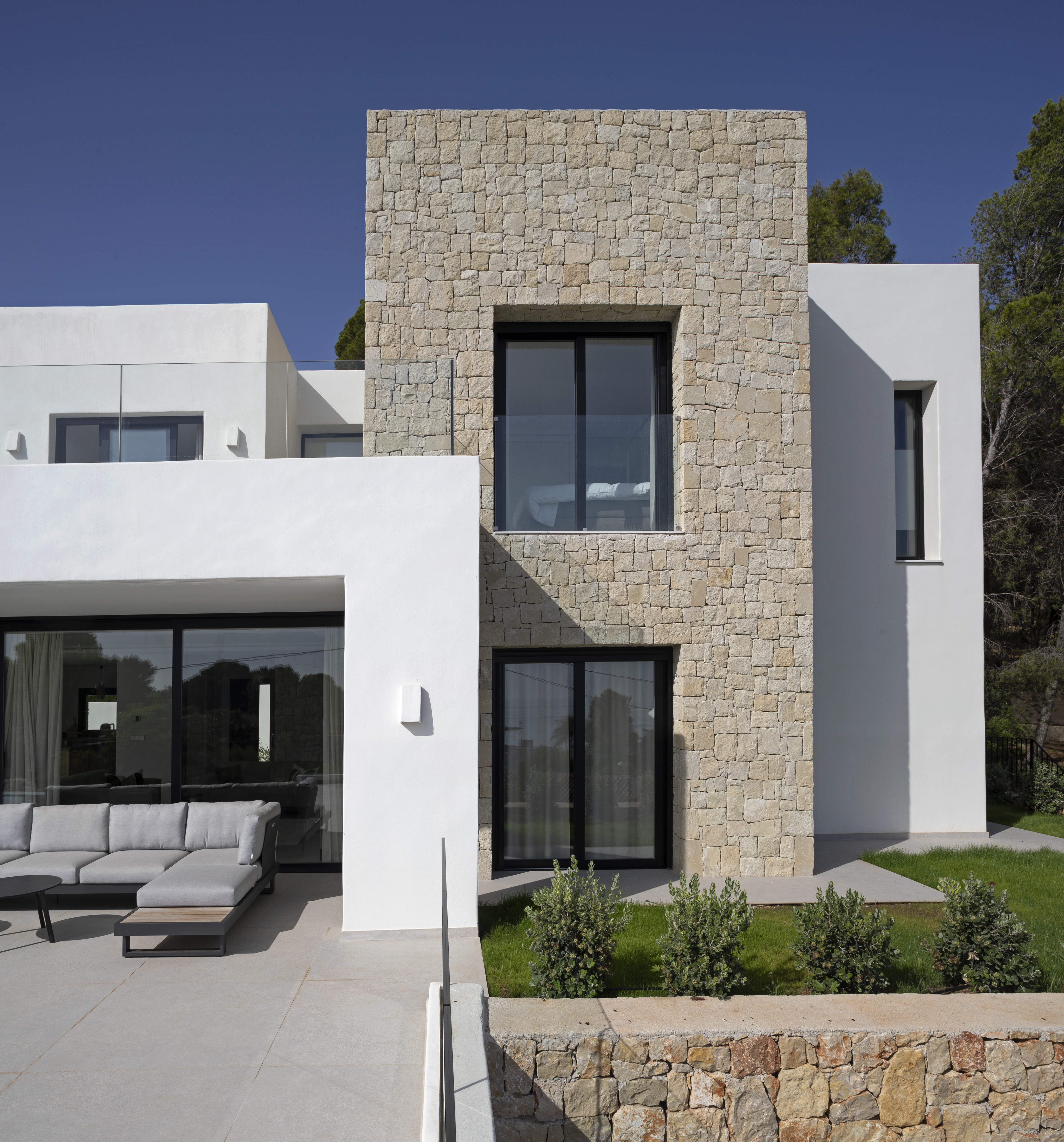 Arquitectura mediterránea contemporánea: cómo diseñar una vivienda conectada con su entorno