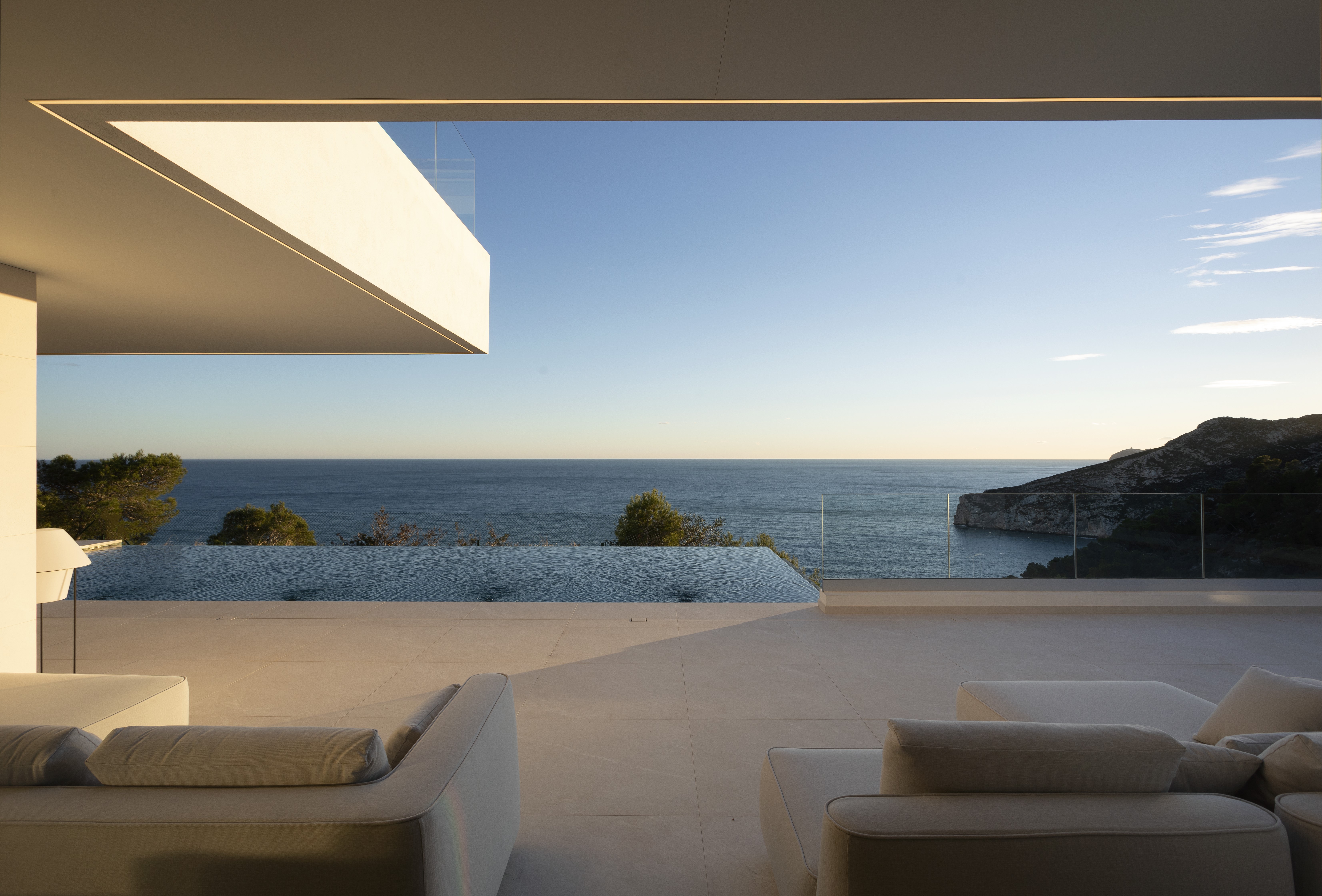 Explorando los Distintos Estilos de Piscinas de Alta Gama