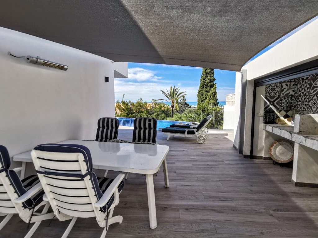 Villa de diseño moderno en Denia con vistas fantásticas al mar